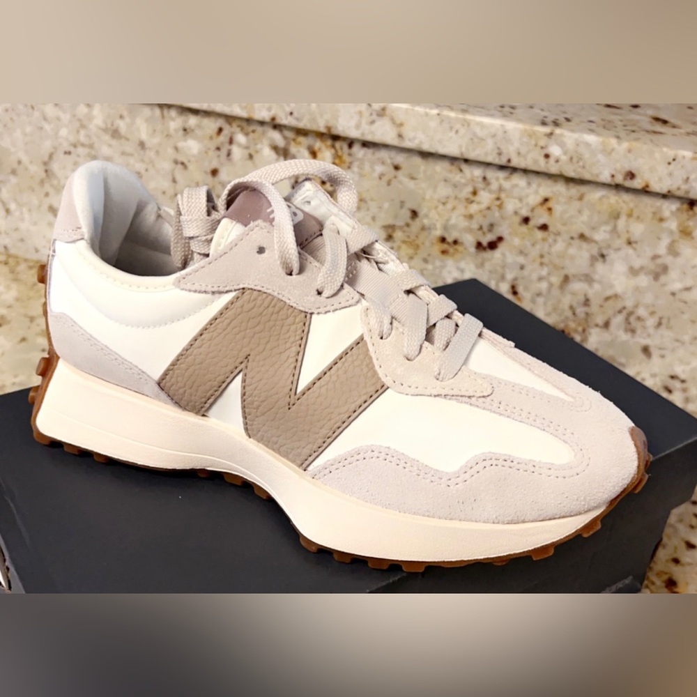 NEW!!  New Balance 327 Moonbeam Driftwood, Women’s 6.5 Never Worn.